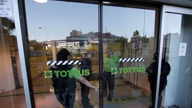 El Desconcierto | duena de camioneta robada desde estacionamiento de tottus consiguio en juicio que supermercado le pague 6 millones.webp