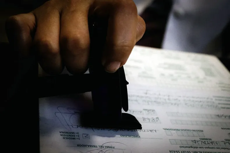 medico boliviano del clan quilodran emitio 119 licencias falsas de salud mental condenado a pagar al fisco 240 millones.webp