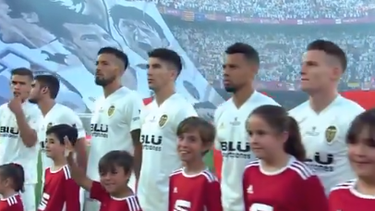 VIDEO| Niño español realiza saludo fascista mientras suena el himno español en la final de la Copa del Rey