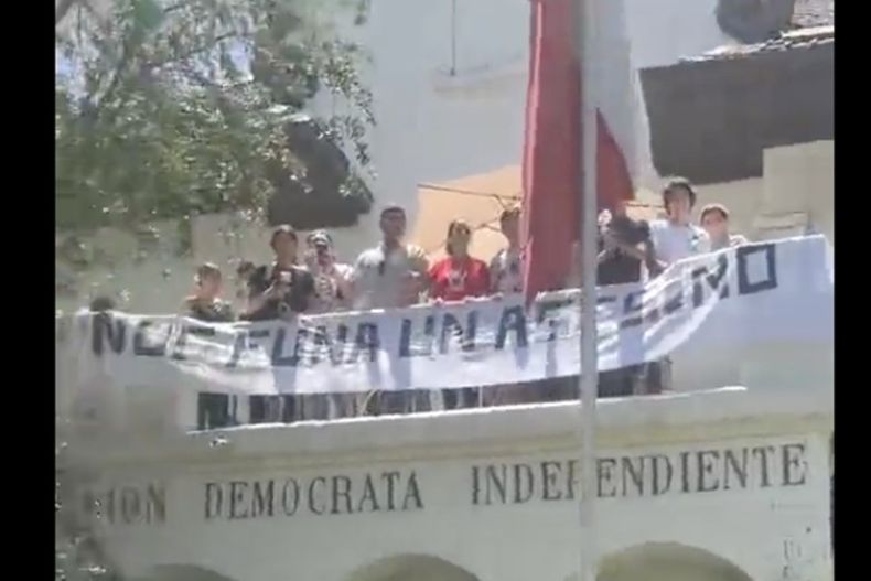 Despliegan lienzo en la sede de la UDI contra Pancho Maloi.jpg