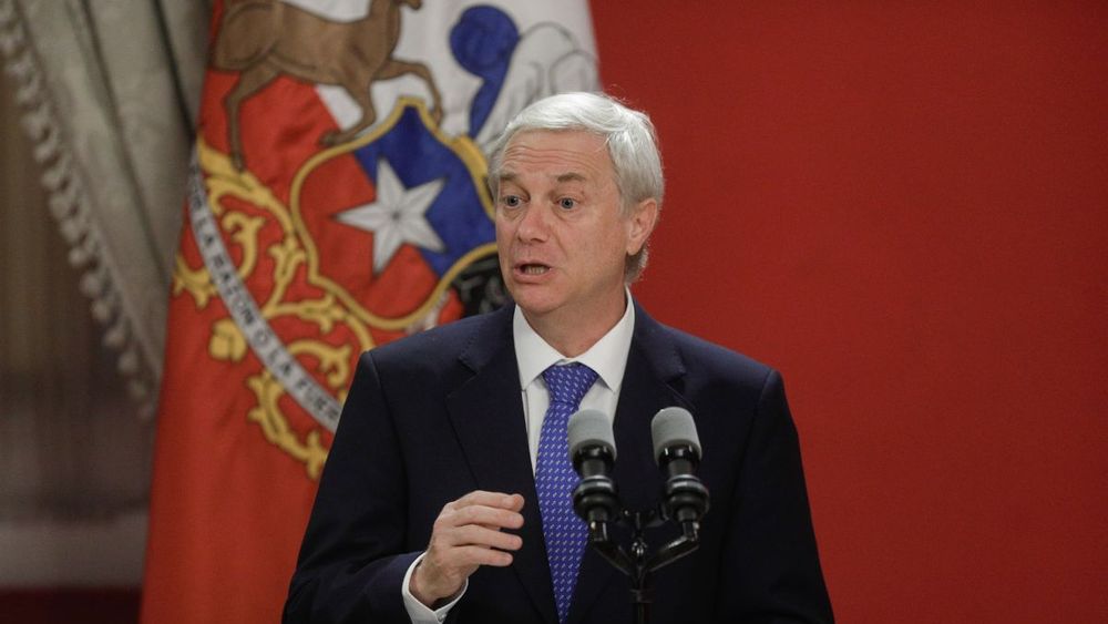 Foto del presidente Kast en un podio al interior de La Moneda / Agencia Uno