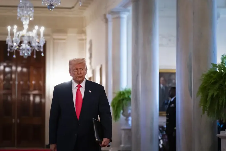 trump pausa su guerra comercial con el mundo por 90 dias menos con china a la que sube arancel a 125.webp