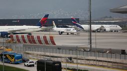 Huelga en el Aeropuerto de Santiago: Bono de colación sigue siendo piedra de tope para acuerdo
