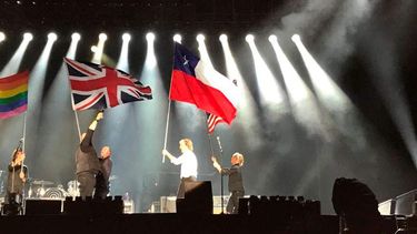 Paul McCartney se confundió y ondeó la bandera chilena en vez de la de Texas durante un concierto en Estados Unidos