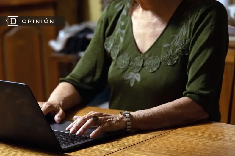 18700 adulta mayor escribiendo en un notebook.webp