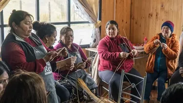 Mujeres por el mar: Las 200 artesanas y recolectoras indígenas que cuidan 20 espacios costeros de Chile con saberes ancestrales