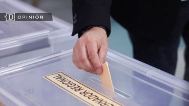 El Desconcierto | 6590 imagen de un voto entrando en una urna de gobernacion region.jpg