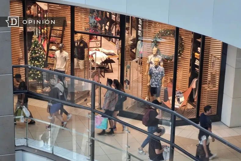 14476 personas comprando en el costanera center.webp