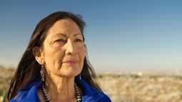 ¿Quién es Deb Haaland, la primera mujer indígena que podría llegar al Congreso de Estados Unidos?