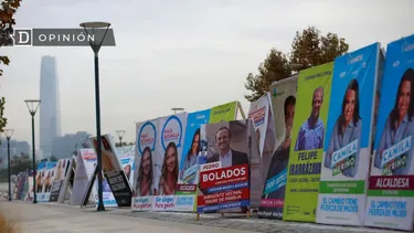 El Desconcierto | 20875 hilera de palomas de candidaturas politicas en una calle.webp