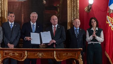 José Antonio Kast firma Ley de Responsabilidad Parental - Agencia Uno