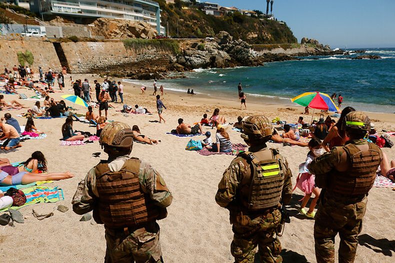 Infantes de la Armada en playa de Concon.jpg
