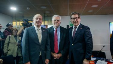 Los ministros de Hacienda, Jorge Quiroz y de Economía-Minería, Daniel Mas junto al presidente de Codelco, Máximo Pacheco. - Agencia Uno