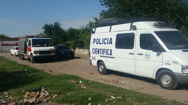 Encuentran cuerpo de mujer de 21 años descuartizado y quemado entre la basura del fondo de su hogar