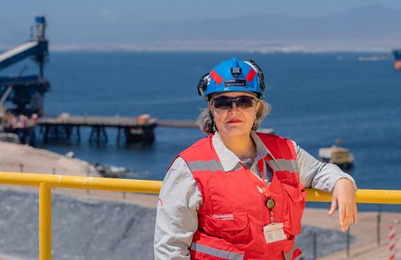 MarciaSoto primeramujer en ser jefa en mineracandelaria.jpg