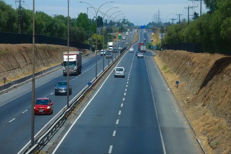 autopista indemnizara con 3 millones a conductor de auto que mato a peaton en ruta 5 sur por falta de servicio.webp