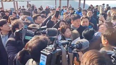 VIDEO| Impacto: Líder de la oposición surcoreana es apuñalado en vivo por la TV