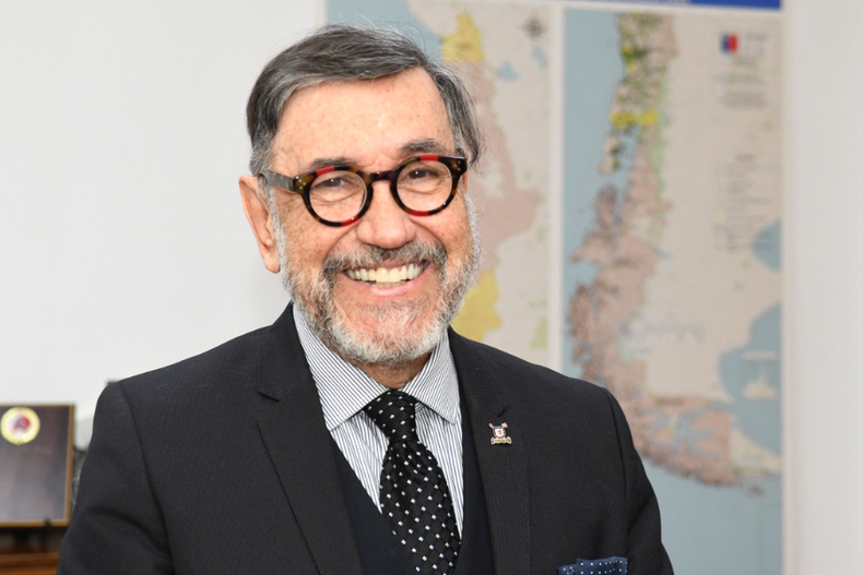 por aporte al desarrollo del hidrogeno verde jose zagal moya recibe premio nacional de ciencias.png