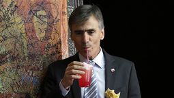 Valente, el ministro que no leía novelas, ahora publicó un libro de cuentos