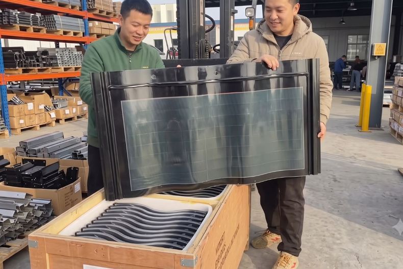 Pese a sus ventajas para obtener mayor energía solar, el costo inicial sigue siendo superior al de los paneles sobrepuestos tradicionales.
