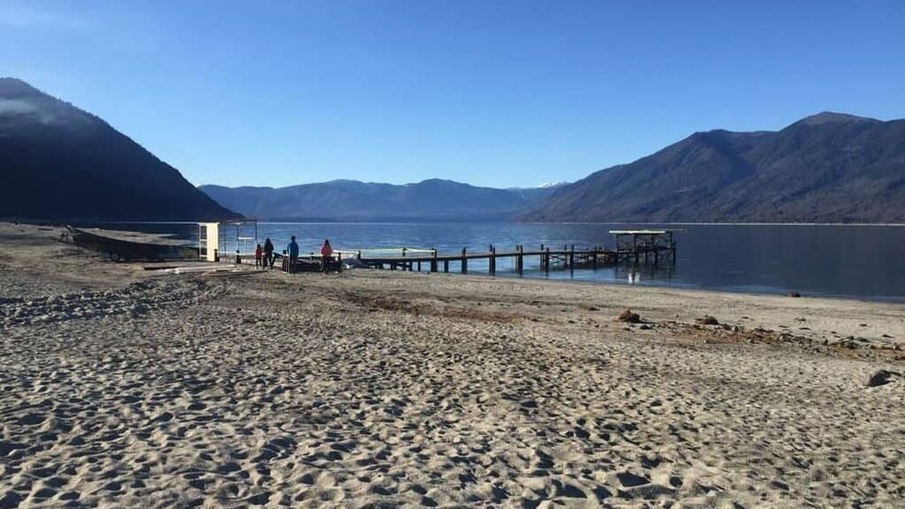 Comunidad derriba dique que impedía el paso de agua al lago Caburgua