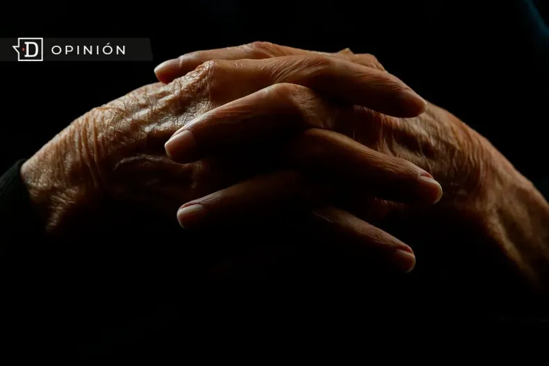 15598 manos de un adulto mayor sobre un fondo negro.webp
