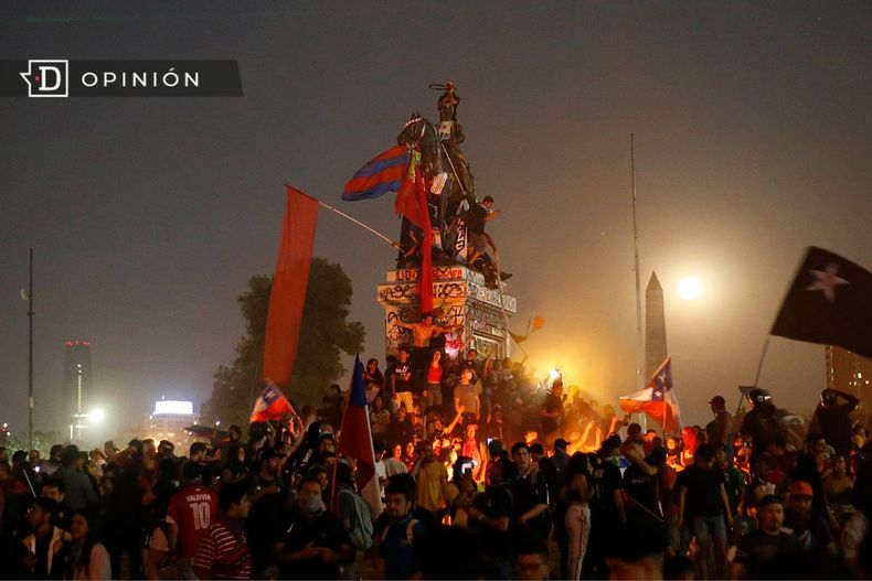 5972 imagen de noche del estallido social.jpg