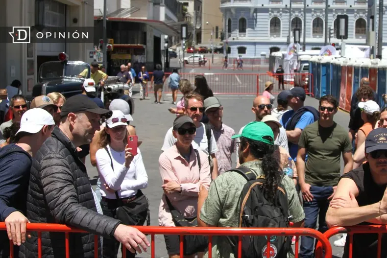 11867 un guia turistico hablando con turistas en valparaiso.webp
