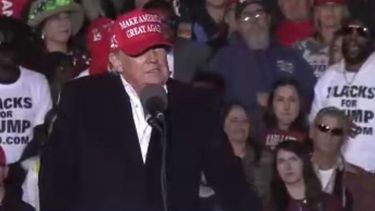 Donald Trump reaparece con un discurso conocido: “Nos estamos convirtiendo en Venezuela”