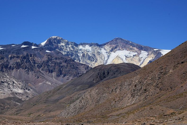 Marmolejo_Volcano_central_Chile.jpg