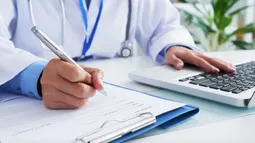 Funcionario de educación municipal salió 20 veces de Chile con licencia médica y faltó más de 1 año al trabajo