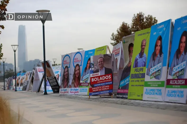20875 hilera de palomas de candidaturas politicas en una calle.webp
