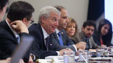 José Antonio Kast en una mesa jutno a ministros y personeros de Gobierno / Agencia Uno