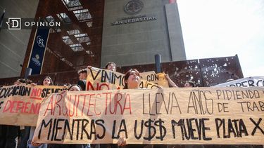 El Desconcierto | 10818 protesta de estudiantes en la entrada de la universidad san .jpg