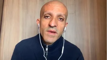 Rodrigo Rojas Vade es encontrado amarrado, golpeado, rociado con bencina y en riesgo vital