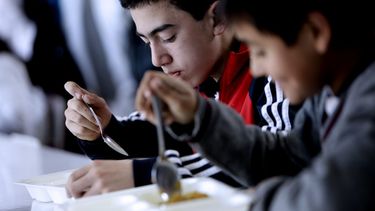 Nutricionistas sobre uso de Junaeb en McDonalds: El Estado financia multinacionales de comida basura