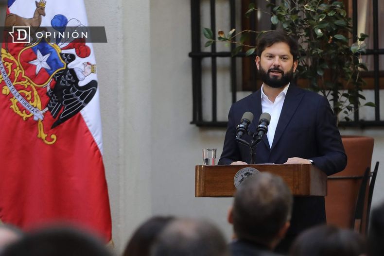 30926 presidente boric sin corbata.jpg