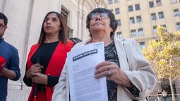 Fabiola Campillai y Alicia Lira entregan una carta en el Palacio de La Moneda, dirigida al presidente José Antonio Kast - Agencia Uno Fabiola Campillai y Alicia Lira entregan una carta en el Palacio de La Moneda, dirigida al presidente José Antonio Kast - Agencia Uno