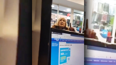 VIDEO| Tú no eres español, tú no eres nada: El ataque xenófobo de mujer española contra vendedor
