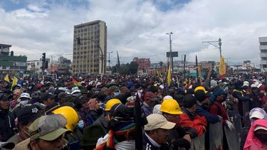 Multitudinaria marcha de unos 15.000 manifestantes avanza hacia el centro de Quito
