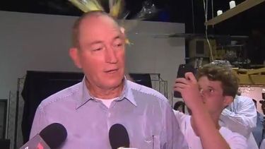 VIDEO| Mira cómo le revientan un huevo en la cabeza a político australiano que culpó a los musulmanes de la masacre ocurrida en Nueva Zelanda