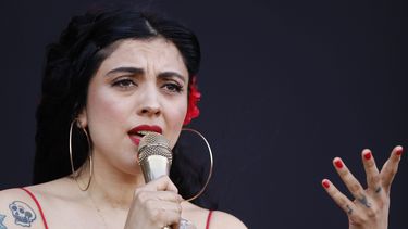 AUDIO| Por la chucha que nos tratan mal en nuestro mismo país: El reclamo de Mon Laferte en Lollapalooza