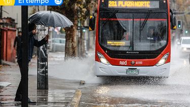 ¿Hasta qué hora seguirá lloviendo? Tercer sistema frontal deja precipitaciones en Santiago