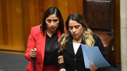 Senadora Fabiola Campillai siendo asistida en el Congreso - Agencia Uno