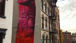 Felices fiestas: Un pene gigante que sorprendió a los vecinos de Nueva York en Nochebuena