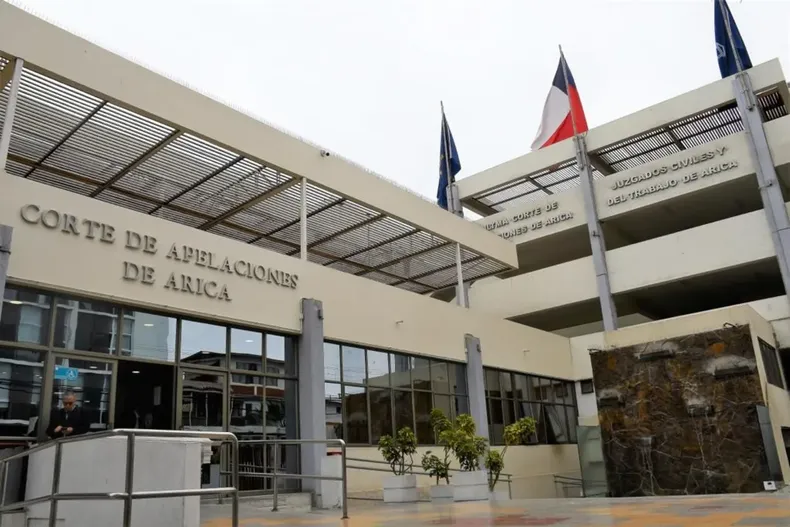 le hicieron encerrona en reunion con jefes y luego la despidieron tras denunciar a empleador deberan indemnizarla.webp