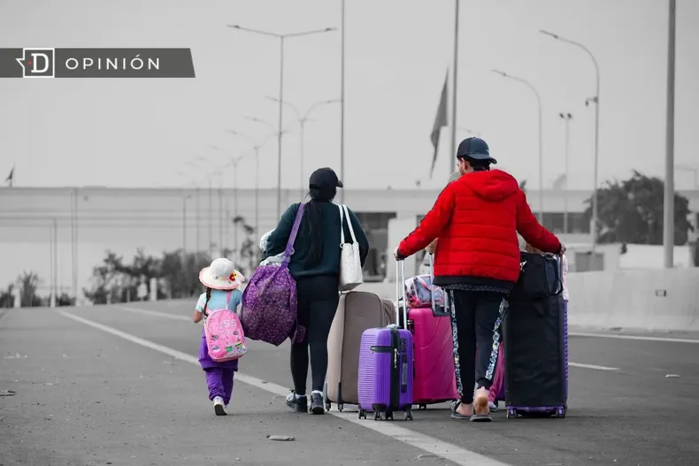 26939 una familia cruzando la frontera.webp