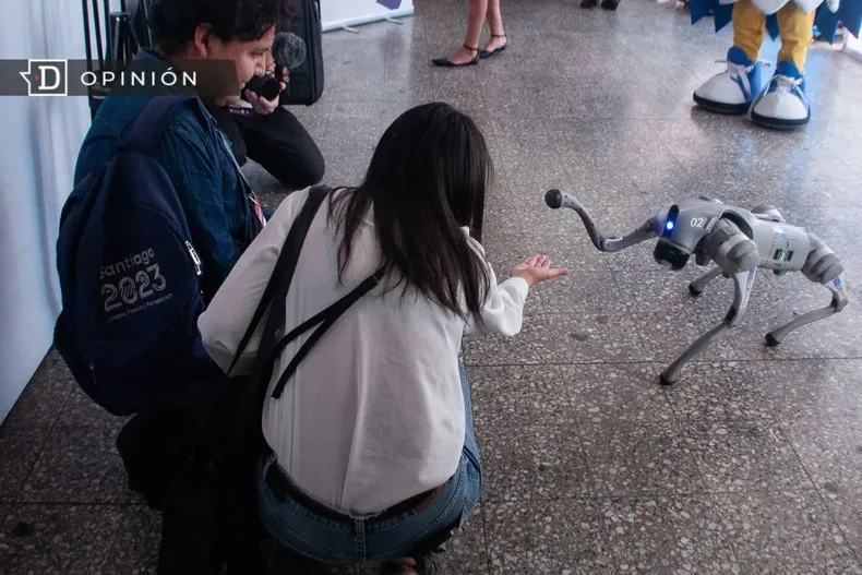 28759 una mujer con mirando un perro robot.webp