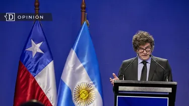 El Desconcierto | 14032 milei con las banderas de chile y argentina detras.webp