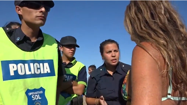 Tres mujeres en topless son expulsadas por 20 policías y seis patrullas de una playa